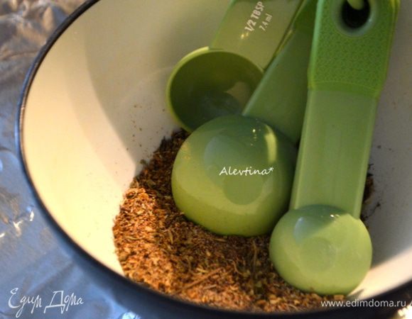 Разогреть духовку до 190 гр. Выложить на противень алюминиевую пищевую фольгу. Слегка сбрызнуть масляным спреем или просто смазать растительным маслом. Смешать в емкости 6 первых ингредиентов.

