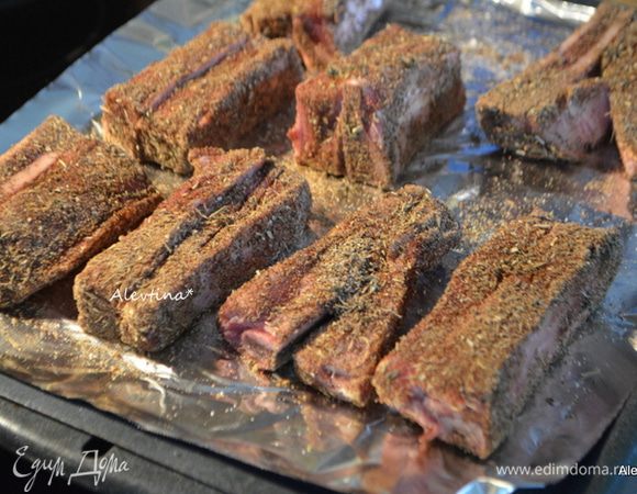 Ребра обвалять в этой смеси и выложить на противень приготовленный. Поставить в горячую духовку, не прикрывая ни чем, на 1 час.
