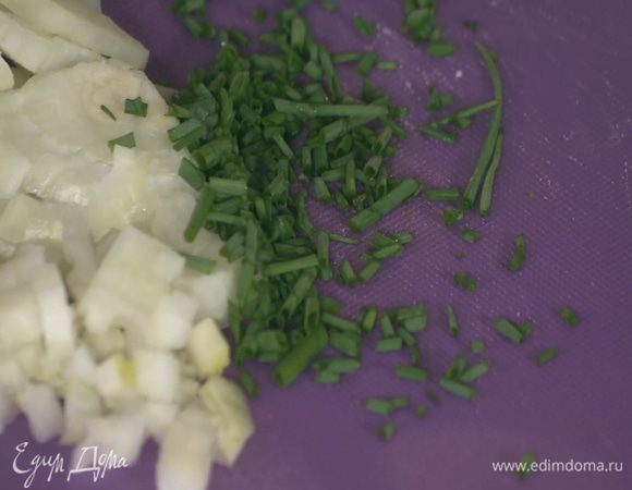 Шнитт-лук мелко порезать.