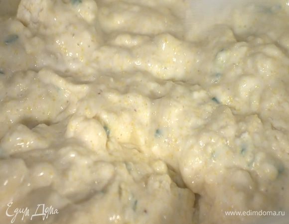 В глубокой посуде соединить оба вида муки, яйцо, измельченный репчатый и шнитт-лук, сахар, разрыхлитель, все посолить, влить кефир и перемешать — тесто должно получиться пышным и воздушным.