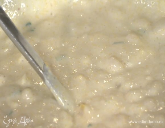 Добавить кукурузу, перемешать и дать тесту немного постоять.