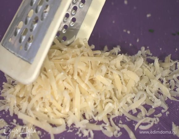 Сыр натереть на мелкой терке.