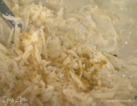 В отдохнувшее тесто добавить сыр и карри, еще раз перемешать.