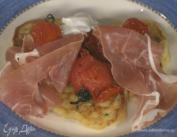 Готовые оладушки подавать с запеченными помидорами, ветчиной, сметаной и аджикой.