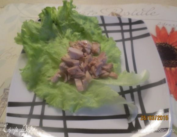 Нарезать курицу небольшими кубиками, выложить на тарелку.