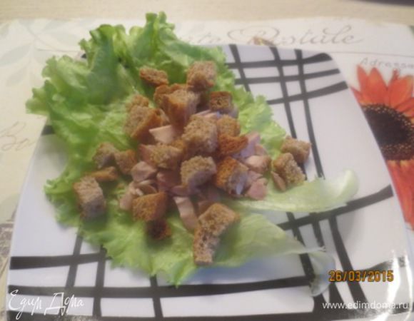 Выложить на курицу сухарики. У меня самодельные, но можно взять и покупные, лучше без активно выраженного дополнительного вкуса.