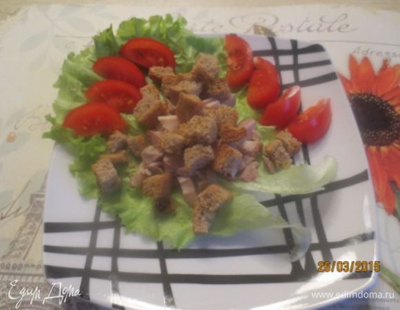 Помидор нарезать дольками. Если использовать черри, то на четвертинки. Выложить на тарелку.