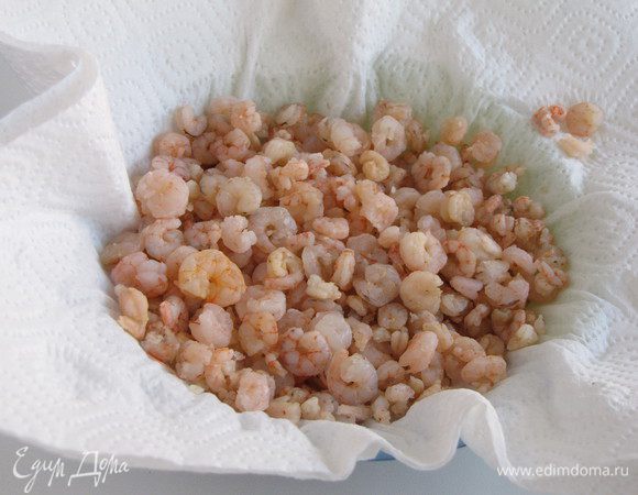 Креветки отварить в подсоленной воде примерно 1,5 минуты после закипания. Слить воду, остудить, обсушить на бумажном полотенце. 