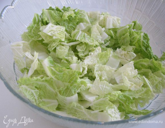 Пекинскую капусту нарезать не слишком мелко, избегать толстых стеблей. Выложить капусту в миску.