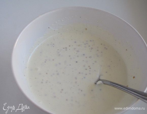 Смешать все ингредиенты для заправки в небольшой миске и взбить до однородности.