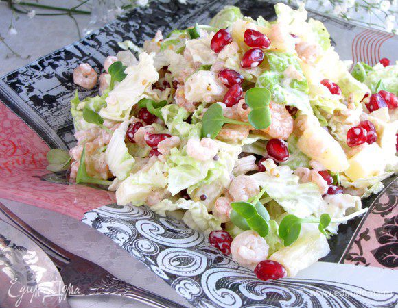 Салат перемешать с заправкой, убрать в холодильник на 15 минут.  Переложить в красивый салатник и подавать. Я немного украсила салат салатной зеленью, которую вырастила сама на подоконнике).