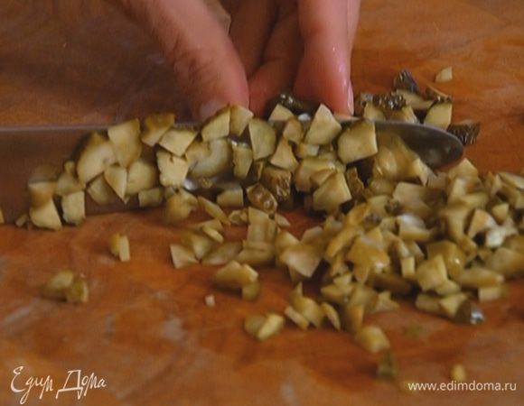 Огурцы мелко нарезать.