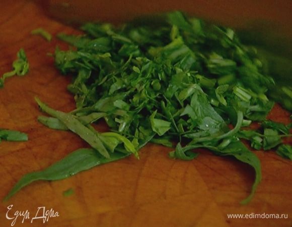 Листья петрушки и тархуна мелко порубить.