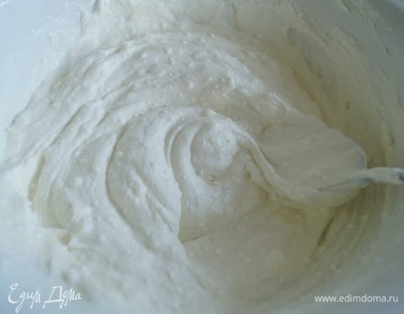 Желатин предварительно замочить в холодной воде и дать набухнуть.

Творог взбить миксером на маленькой скорости или обычным венчиком вместе с соком лимона, ванилином, сахарной пудрой и йогуртом. У меня творог был мягкий 9%, мне кажется идеальный для такого десерта.