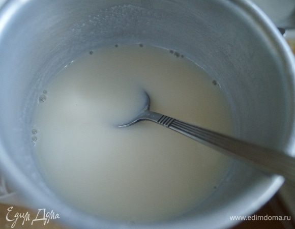 С желатина слить лишнюю воду, немного его отжать. Молоко вскипятить и снять с огня. Растворить в молоке весь желатин.