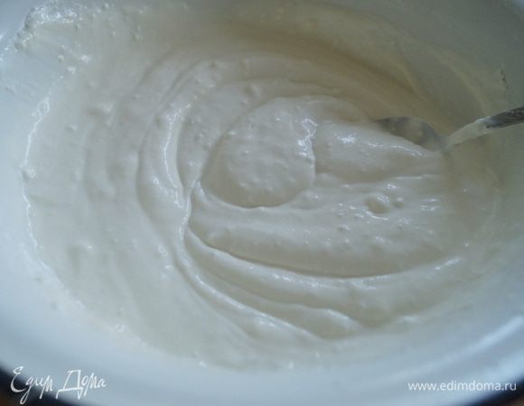 Молоко с желатином влить тонкой струйкой к творожной массе, быстро и хорошо перемешать.
