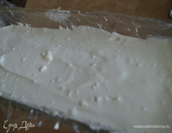 Затем залить сверху оставшейся творожной массой, немного разровнять. Готовила этот десерт вечером, поэтому поставила застывать в холодильник на всю ночь. За это время он успел приобрести необходимую форму.