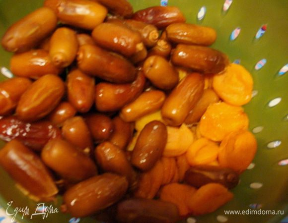 Финики и курагу залить кипятком, оставить до полного остывания, потом слить воду и выложить на полотенце обсохнуть.