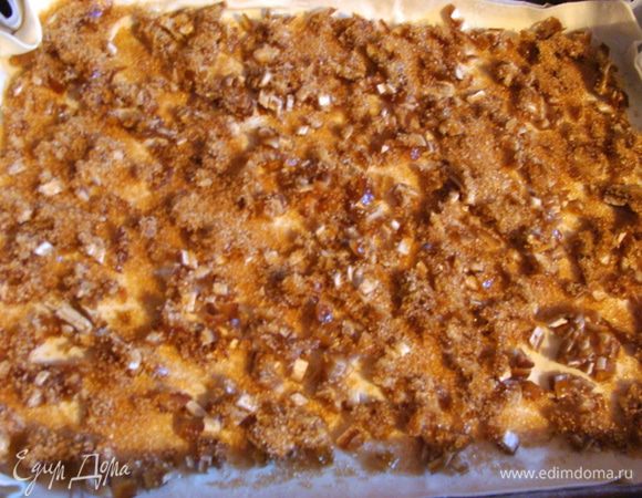 Слоеное тесто разделить на 4 части.
Форму выложить двойным слоем пекарской бумаги.
Раскатать первый кусочек теста, выложить в форму, сверху распределить половину фиников и посыпать 3 ложками сахара.