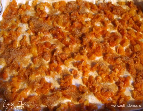 Раскатать второй кусочек теста, на него выложить курагу и также присыпать сахаром.
На третий слой теста выложить оставшиеся финики и опять 3 ложки сахара.