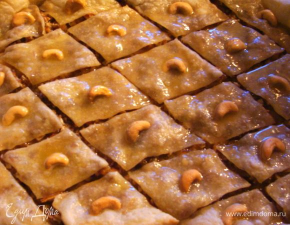 Растопить маргарин или масло, равномерно полить им пахлаву и поставить в духовку еще на 40-50 минут при 160*