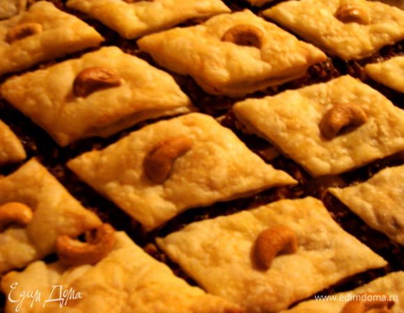 Пахлаву вынуть из духовки, еще раз прорезать и опять не до конца! (только 3 верхних слоя)