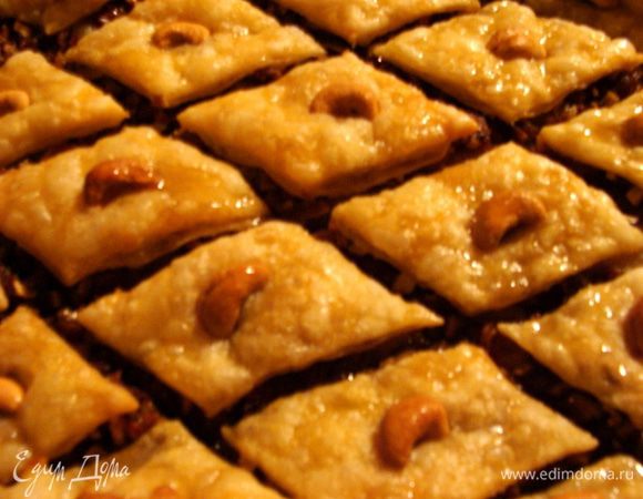 Полить медово-сахарным сиропом и оставить на несколько часов для пропитки.
Удобно оставить на ночь.