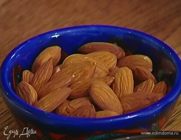 Жареный миндаль измельчить.