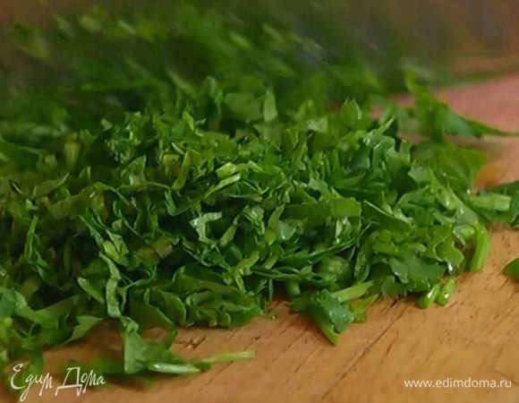 Листья мяты и кинзы мелко порубить.