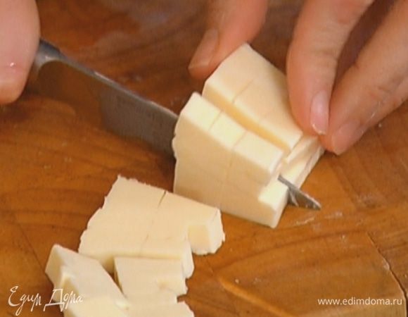 Оставшееся сливочное масло нарезать небольшими кусочками.