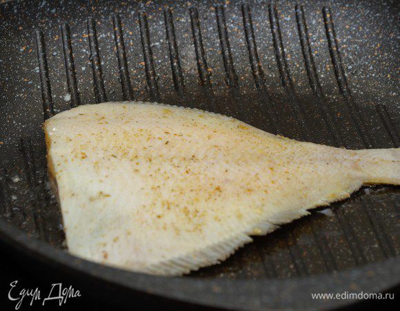 Заранее очищенную, вымытую и сухую камбалу натереть внутри и снаружи солью и лимонным перцем. Сковороду гриль с небольшим количеством оливкового масла разогреть. Выложить на сковороду камбалу. 