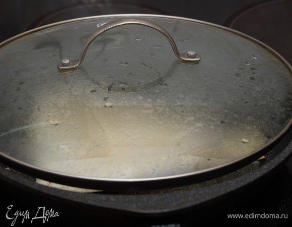 Готовить на сильном огне по 2-3 минуты с каждой стороны. Рыба будет активно шипеть и брызгаться. Прикройте крышкой, но не плотно.  По истечении указанного времени уберите рыбу с огня и оставьте в сковороде еще на 4 минуты. За это время рыба окончательно приготовится. 