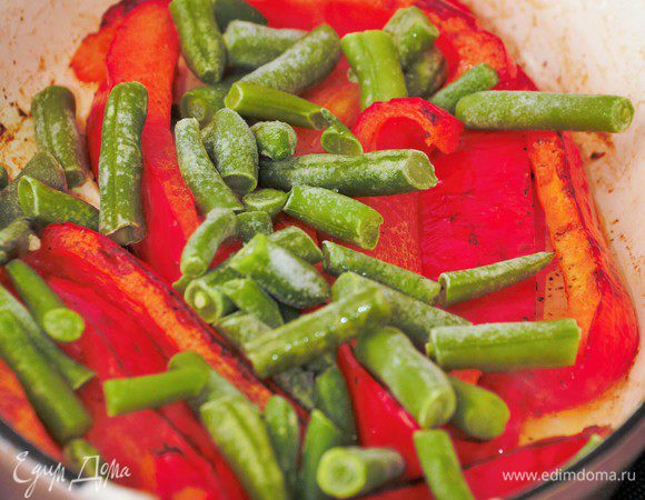 Не забываем о перце! Как только на нем появятся первые подпалины - добавить к нему замороженную фасоль. Убираем в духовку еще на 2 минуты. Но вы ориентируйтесь на свой гриль! Возможно, вам понадобится больше или меньше времени.  
Листики петрушки и тархуна, а также молодой чеснок порубить ножом.  Присыпать готовые овощи свежемолотым перцем, рубленной зеленью и чесноком. Перемешать. 