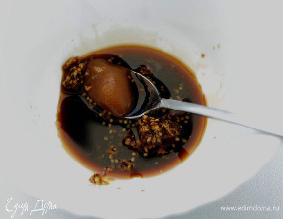 Делаем заправку: смешать мед с горчицей. Добавить бальзамический уксус и соевый соус. Все хорошо перемешать. Количество заправки для салата брать на свой вкус.