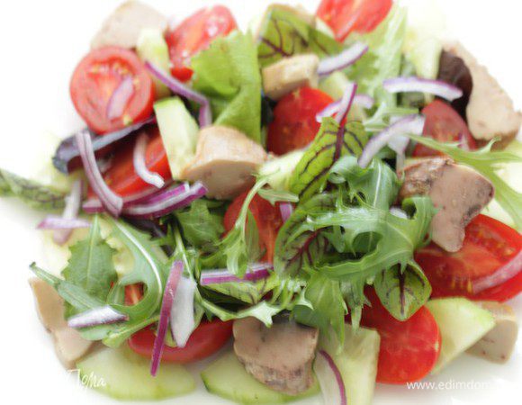 Сверху выложить кусочки печени и полить заправкой.