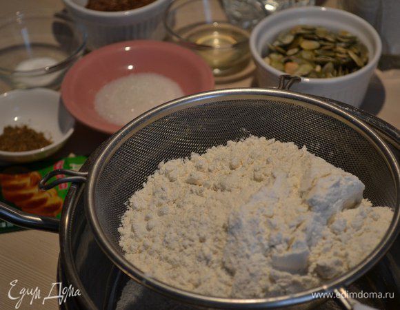 В миску просеять два вида муки, добавить соль, сахар.