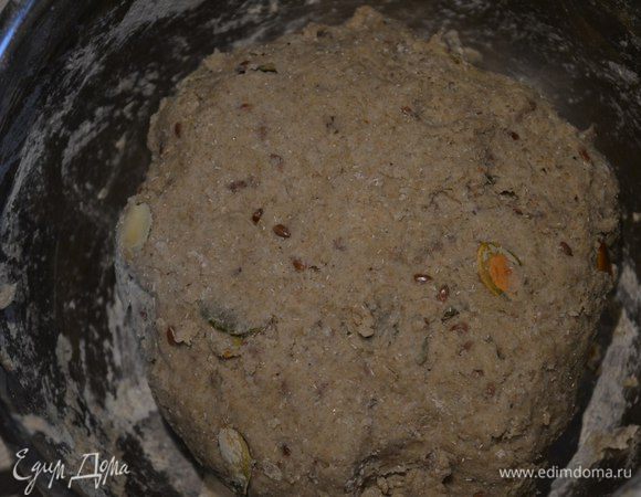 Влить в мучную смесь воду, замесить тесто. 

Убрать в тёплое место на 1 час.

