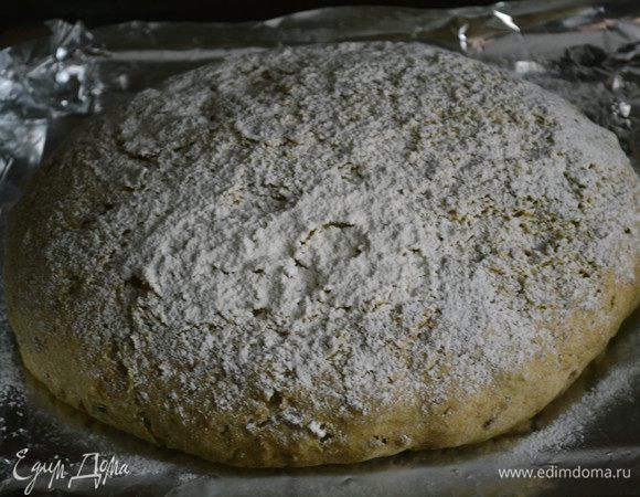 Через час придать тесту нужную форму, выложить на противень, смазанный растительным маслом. (я на фольгу).

Оставить в тёплом месте на 30 минут. Накрыть полотенцем.

Присыпать слегка мукой и сделать надрезы.