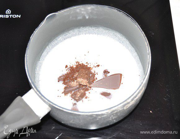 Испечем темный бисквит. Включить разогреваться духовку до 180 градусов. В небольшом сотейнике растопить сливочное масло, добавить поломанный на кусочки темный шоколад. Размешать до расплавления шоколада. Оставить остывать. 
