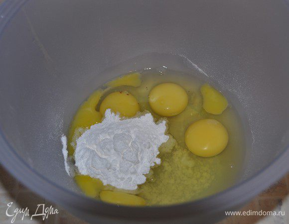 Хорошо взбить яйца с сахаром до увеличения массы в объеме в несколько раз.
