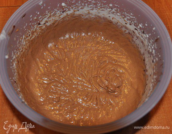 Добавить остывшую шоколадно-масляную массу и взбить все вместе. 