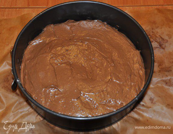 Добавить просеянную с разрыхлителем и ванилином муку. Перемешать. 
Тесто вылить в форму для выпечки (у меня диаметром 21 см), дно которой застелить бумагой для выпечки. Бока формы ничем не смазывать. Выпекать в разогретой до 180 градусов духовке в течение 35-40 минут. Ориентируйтесь по своей духовке, до пробы на сухую лучинку. 
