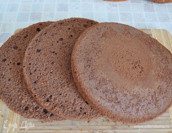 Остывший темный бисквит разрезать вдоль на три коржа.