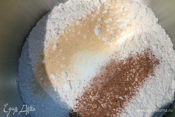 Поставьте вариться картошку. В идеале пюре должно быть тёплым, но если картошка сварена заранее, то её можно подогреть. Дрожжи растворите в тёплом молоке (у меня 1,5%, в рецепте не указана жирность молока, т. ч. берите любое), добавьте сахар. Просейте в чашу комбайна муку, добавьте соль, сухой чеснок, мускат. Мускат- специя специфическая, если она вам не нравится, удалите её, если решите все-же добавить, то не переборщите, в готовом хлебушке мускат чувствуется довольно интенсивно.