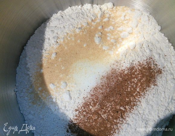 Поставьте вариться картошку. В идеале пюре должно быть тёплым, но если картошка сварена заранее, то её можно подогреть. Дрожжи растворите в тёплом молоке (у  меня 1,5%, в рецепте не указана жирность молока, т. ч. берите любое), добавьте сахар. 
Просейте в чашу комбайна муку, добавьте соль, сухой чеснок, мускат. Мускат- специя специфическая, если она вам не нравится, удалите её, если решите все-же добавить, то не переборщите, в готовом хлебушке мускат чувствуется довольно интенсивно. 