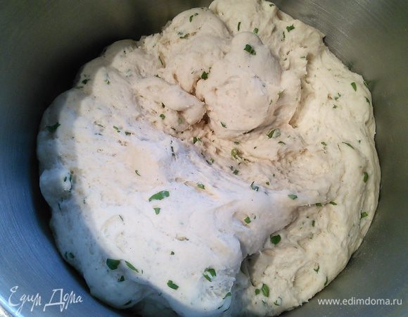 Накройте плёнкой и поставьте в тёплое место на расстойку на час. У меня это подогретая до 30° духовка. 