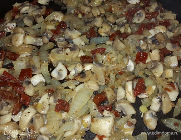 Вяленые томаты мелко порезать и отправить к грибам и луку. Посолить, поперчить, добавить базилик, тушить ещё 3 минуты. 