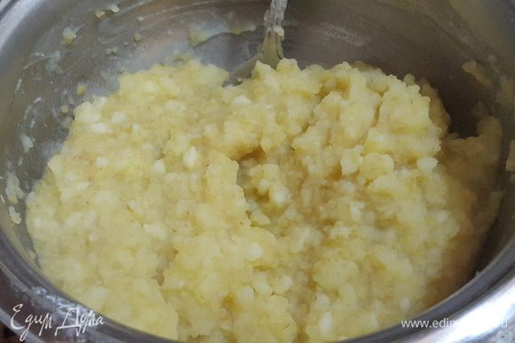 Картофель очистить, произвольно нарезать, залить водой так, чтобы она только покрывала картофель, посолить и отварить до готовности. Размять картофель в пюре вместе с водой в которой он варился. Всыпать дробленый булгур, перемешать и отставить в сторону, чтобы булгур разбух.