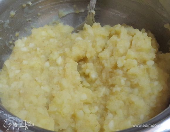 Картофель очистить, произвольно нарезать, залить водой так, чтобы она только покрывала картофель, посолить и отварить до готовности.
Размять картофель в пюре вместе с водой в которой он варился.
Всыпать дробленый булгур, перемешать и отставить в сторону, чтобы булгур разбух.