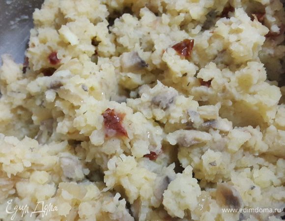 Затем соединить картофель с грибами и тщательно перемешать. Если нужно, немного посолить.